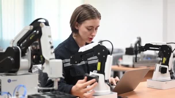 Profesjonalna Kobieta Inżynier Maszyną Robotyczną Elektronicznej Fabryce Technologii Technik Ekspertyzy — Wideo stockowe
