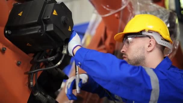 Ingenieros Profesionales Que Trabajan Con Brazos Robóticos Máquina Fábrica Industrial — Vídeos de Stock