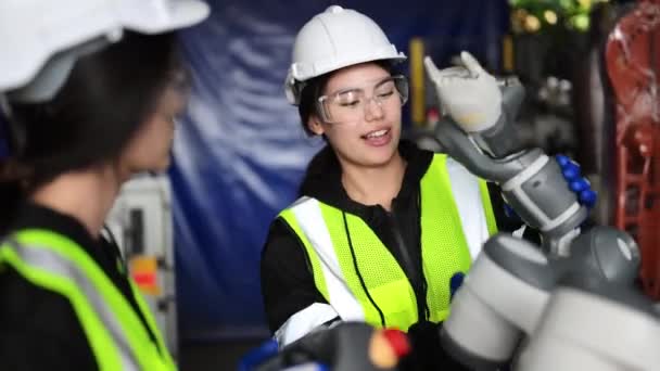 Professionele Ingenieurs Werken Met Machine Robotarmen Industriële Fabriek Technici Controleren — Stockvideo