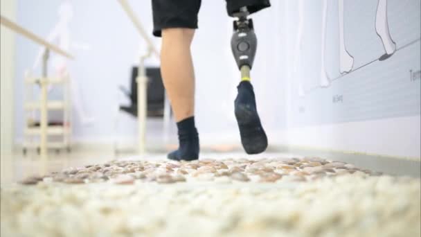 身体残疾的运动员在室内进行日常锻炼 在假肢保健中心拥有高科技技术的人 为残疾人进行新的假肢生产 — 图库视频影像