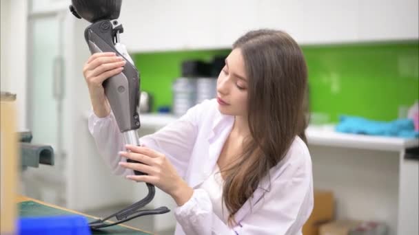 Jovem Técnica Feminina Segurando Prótese Perna Verificando Trabalhando Laboratório Especialista — Vídeo de Stock