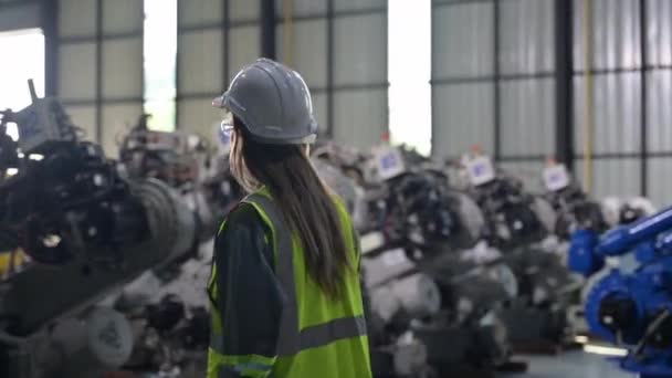 Karbantartó Mérnök Dolgozó Robotgép Automatizálás Gyárban Női Technikus Intelligens Technológiával — Stock videók
