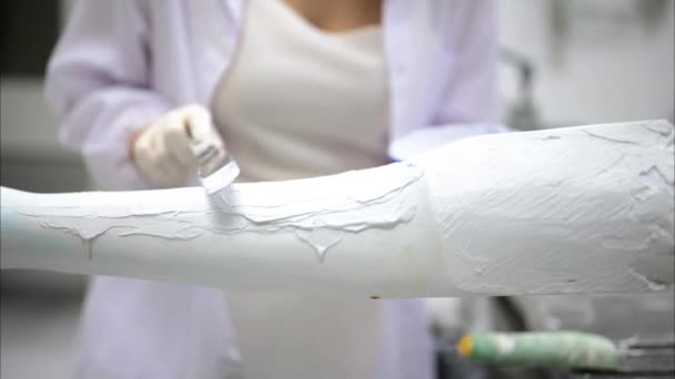 Młody Technik Protezy Fabrycznej Urządzenia Protetycznego Warsztacie Ortopeda Protezą Sprawdzającą — Wideo stockowe