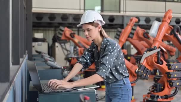 Zelfverzekerde Vrouwelijke Ondernemer Ingenieur Beheren Controleren Van Het Werk Industriële — Stockvideo