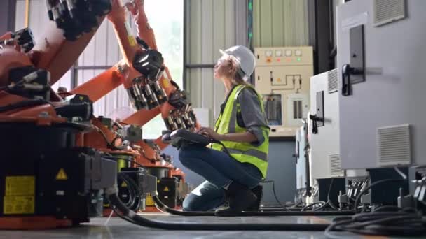 Trabalhadora Engenheira Manutenção Trabalhando Com Automação Máquinas Robóticas Fábrica Técnica — Vídeo de Stock