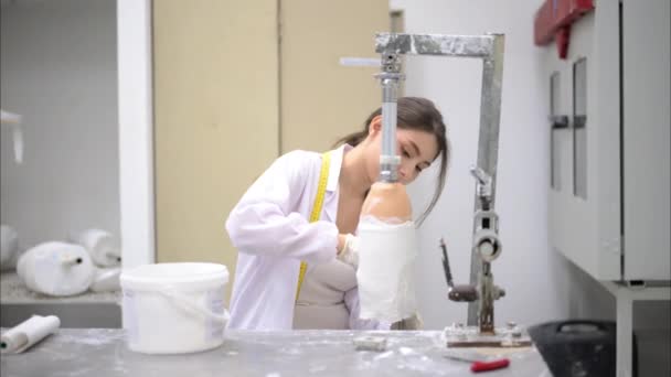 Mladý Technik Protetické Továrny Upevňující Protetické Zařízení Dílně Ortoped Držící — Stock video