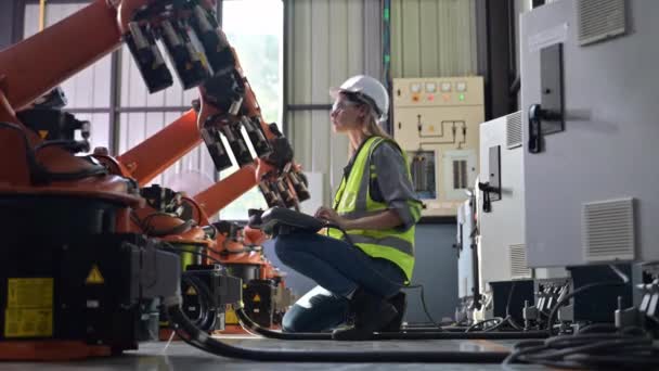 在工厂从事机器自动化工作的维修工程师 在工业中从事智能技术工作的女技术员 在机器部件的检查和控制方面的女工人 — 图库视频影像