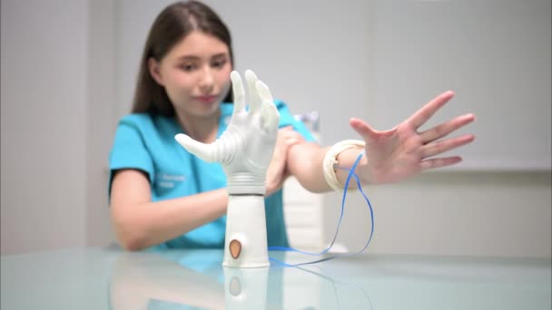 Profesionální Technik Testování Robotického Bionického Ramene Při Výrobě Protéz Technik — Stock video