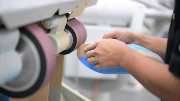 義肢装具士が義肢装具製造工場でソケット用石膏鋳造を行う 義肢装具製造におけるハイテク技術 障害者のための新しい人工肢製造 — ストック動画