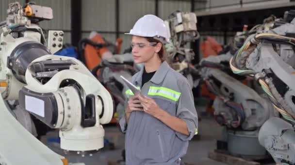 Wartungsingenieurin Die Mit Roboterautomation Der Fabrik Arbeitet Technikerin Mit Intelligenter — Stockvideo