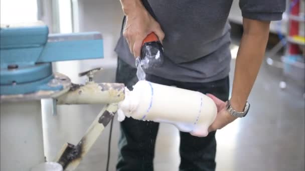 義肢装具士が義肢装具製造工場でソケット用石膏鋳造を行う 義肢装具製造におけるハイテク技術 障害者のための新しい人工肢製造 — ストック動画