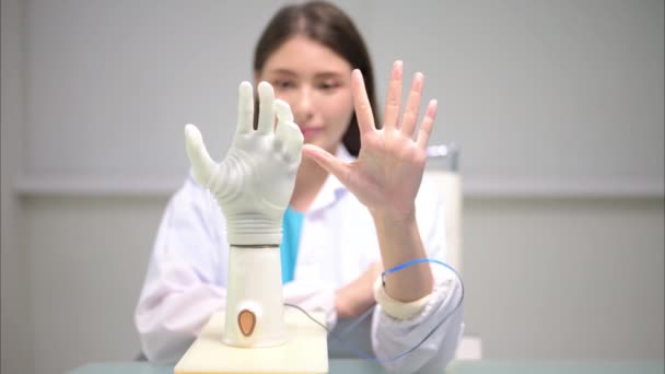 专业技术人员在假肢制造中检测机器人仿生臂 技师检查和控制人造假肢手 假肢制造技术 — 图库视频影像