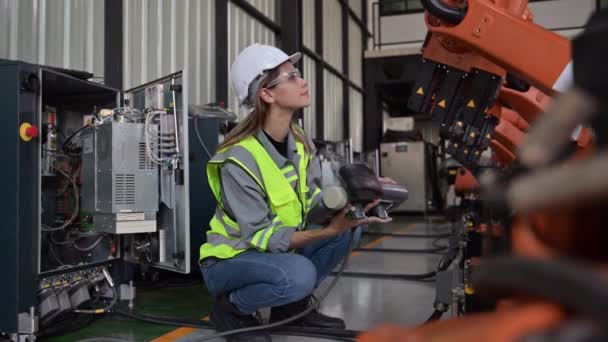 在工厂从事机器自动化工作的维修工程师 在工业中从事智能技术工作的女技术员 在机器部件的检查和控制方面的女工人 — 图库视频影像