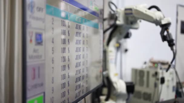Máquina Robótica Fábrica Industrial Ingenieros Trabajadores Trabajando Resolviendo Problemas Máquina — Vídeos de Stock