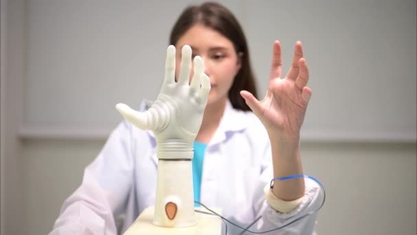 Tecnico Professionista Che Prova Braccio Bionico Robotico Nella Produzione Protesica — Video Stock