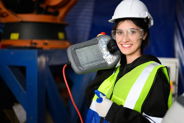 Boldog Női Karbantartó Mérnök Dolgozó Dolgozó Gép Robotkarok Ipari Gyár — Stock Fotó