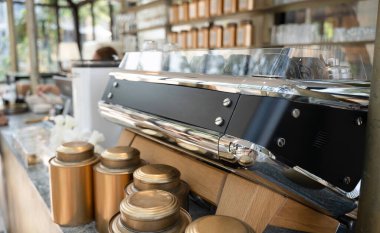 Lüks restoran, lüks kafe ve restoranda akşam yemeği için masa ve sandalyeler. 