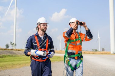 Mühendis kendinden emin çalışıyor. Dışarıda çalışan işçiler çalışıyor. Mega proje inşaatı. Yüksek kalite fotoğraf