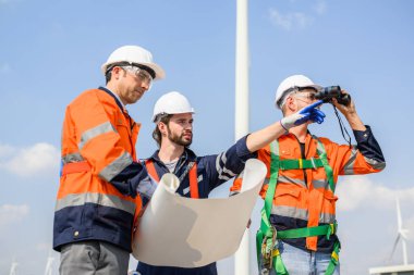 Mühendis kendinden emin çalışıyor. Dışarıda çalışan işçiler çalışıyor. Mega proje inşaatı. Yüksek kalite fotoğraf