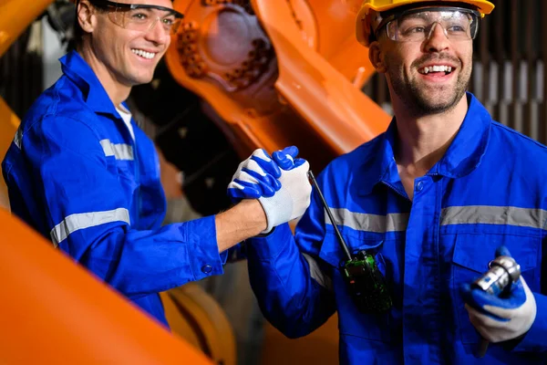 Szakmai Férfi Karbantartó Mérnökök Csapata Dolgozik Együtt Ipari Gyár Technikusok — Stock Fotó