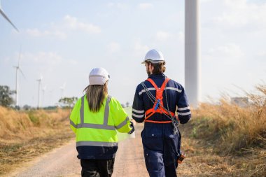 Mühendis kendinden emin çalışıyor. Dışarıda çalışan işçiler çalışıyor. Mega proje inşaatı. Yüksek kalite fotoğraf