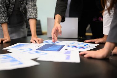 İşletme ekibi toplantısı ve ofiste beyin fırtınası, sunum sırasında mutlu bir grup iş adamı, birlikte çalışma ofisinde iş projesini tartışan çalışanlar ve harika bir karar vermek.