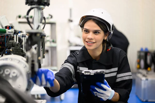 Professionell Kvinnlig Ingenjör Med Robotmaskin Elektronisk Teknikfabrik Expertis Tekniker Kontrollerar — Stockfoto