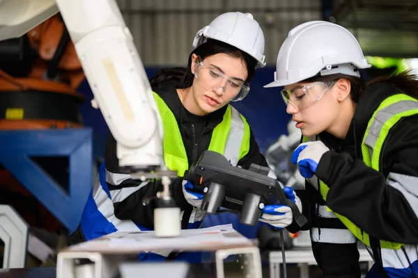 Några Glada Kvinnliga Underhållsingenjörer Arbetare Som Arbetar Med Maskin Robotarmar — Stockfoto