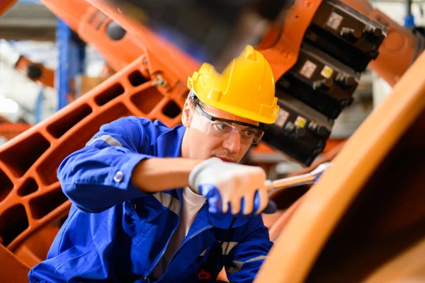 Szakmai Férfi Karbantartó Mérnökök Csapata Dolgozik Együtt Ipari Gyár Technikusok — Stock Fotó