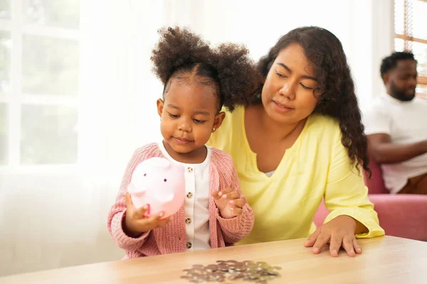 Linda Hija Madre Feliz Ahorrando Dinero Juntos Poniendo Moneda Dinero —  Fotos de Stock