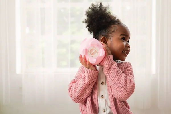 Küçük Kız Seramik Domuz Kumbarasına Para Koyuyor Mutlu Kız Domuz — Stok fotoğraf