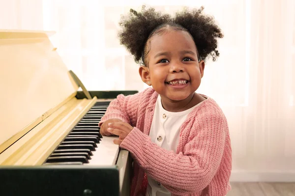 Piyano Çalan Bir Çocuk Piyano Çalan Bir Kız Evde Piyano — Stok fotoğraf