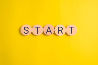 Metni temiz arkaplanda başlat. Tahta maket. Tahta sarı arka planda metni başlat. Yüksek kalite fotoğraf