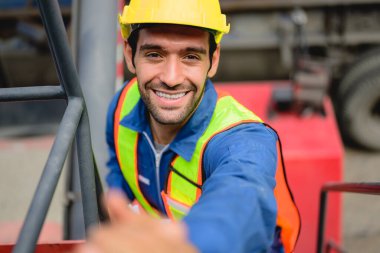 Konteyner kargo sahasında çalışan profesyonel ustabaşı endüstriyel konteynır istasyonu, lojistik ve taşımacılıkta çalışan Depo mühendisi.