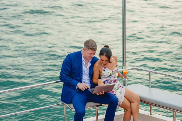 Några Romantiska Älskare Spenderar Smekmånad Resa Tillsammans Lyx Yacht Lyckliga — Stockfoto