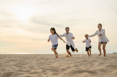 Mutlu aile tatilde sahilde birlikte eğleniyor, sahil seyahatinde olan aile tatilde eğlenen insanlar, yüksek kaliteli fotoğraflar.