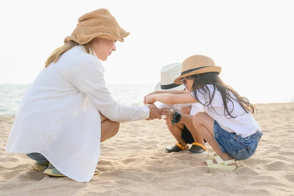 Glückliche Familie Genießen Zusammen Strand Urlaub Urlaub Familie Mit Strandreisen — Stockfoto
