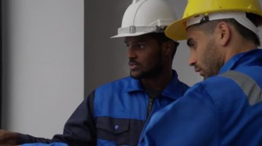 İnşaat sahasında müteahhit ve profesyonel mimar birlikte konuşma ve danışmanlık proje planı, inşaat süreci iç konsepti inşaatı