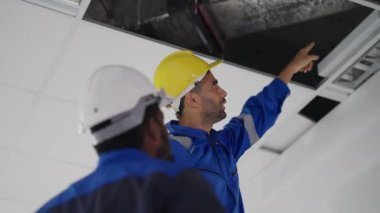 İnşaat sahasında müteahhit ve profesyonel mimar birlikte konuşma ve danışmanlık proje planı, inşaat süreci iç konsepti inşaatı