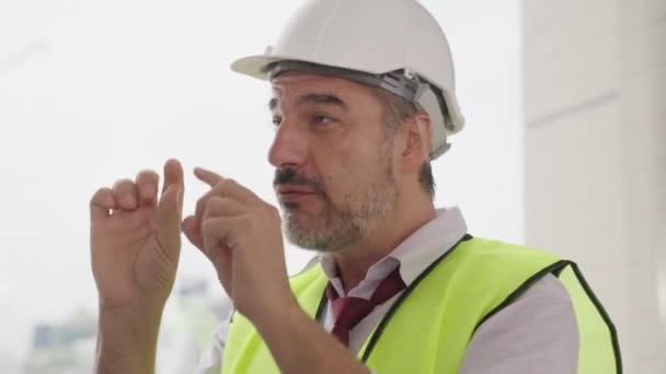 Portret Szczęśliwego Brygadzisty Inżyniera Budowlanego Kamizelką Bezpieczeństwa Pracującego Placu Budowy — Wideo stockowe
