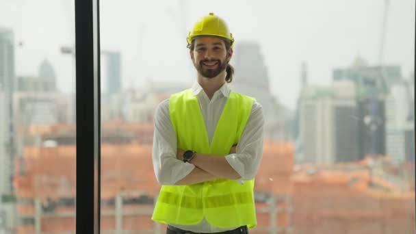 Arquiteto Masculino Inteligente Com Braços Cruzados Sorrindo Posando Para Câmera — Vídeo de Stock
