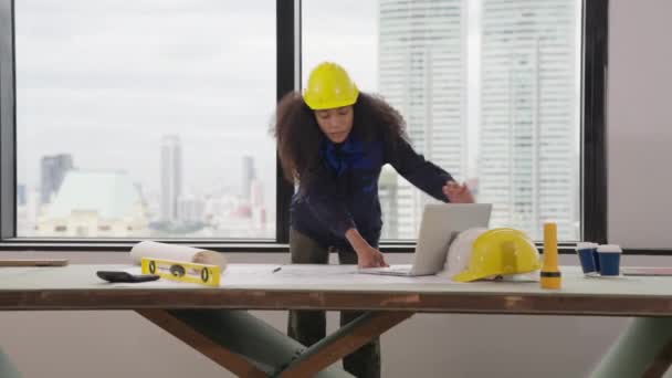 Kobieta Architekt Żółtym Hełmem Rysunek Planie Projektu Architektonicznego Placu Budowy — Wideo stockowe