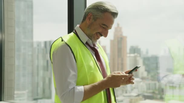 Portrait Happy Civil Engineer Foreman Safety Vest Using Smartphone Break — Wideo stockowe
