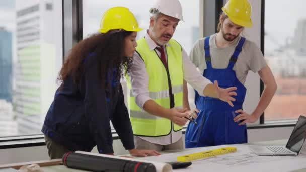 Professional Construction Engineers Team Using Blueprint Project Plan Brainstorming Working — Stock video