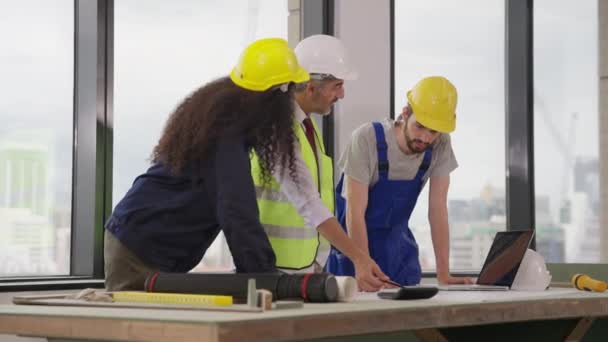 Професійна Команда Інженерів Будівельників Використовує План Мізків Працює Разом Будівництві — стокове відео