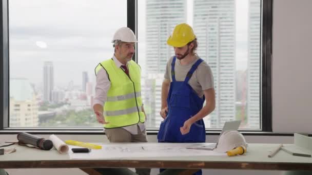Professional Construction Engineers Team Using Blueprint Project Plan Brainstorming Working — Wideo stockowe