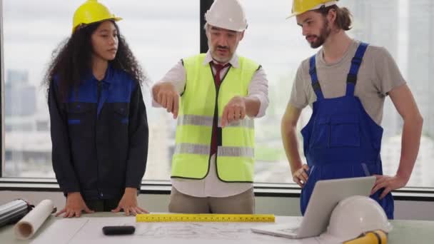 Professional Construction Engineers Team Using Blueprint Project Plan Brainstorming Working — Αρχείο Βίντεο