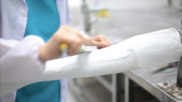 假肢制造厂插座用假肢技师雕塑机铸 假肢制造高技术 残疾人假肢新生产 — 图库视频影像