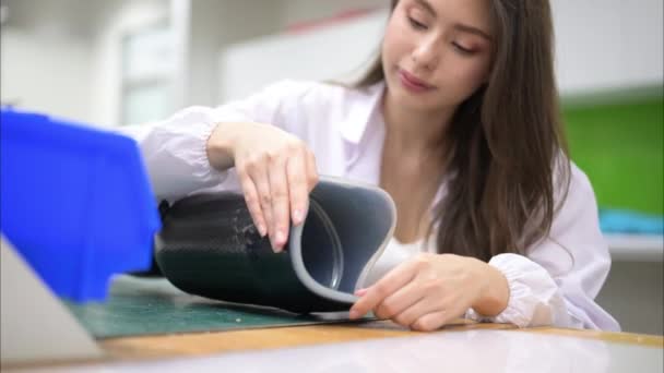 Jovem Técnica Feminina Segurando Prótese Perna Verificando Trabalhando Laboratório Especialista — Vídeo de Stock