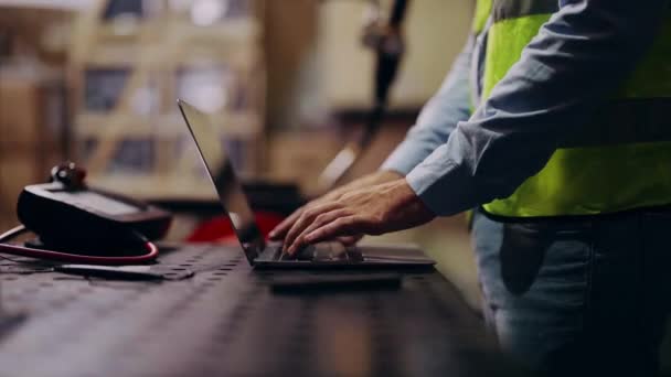 Lavoratore Ingegnere Industriale Che Utilizza Laptop Che Lavorano Presso Fabbrica — Video Stock